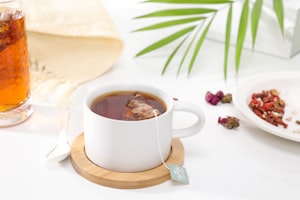 吃药能喝茶叶水吗? 详解药物与茶叶的相互作用及安全建议